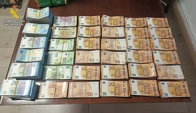 Служебная собака нашла в машине украинца 195 000 евро