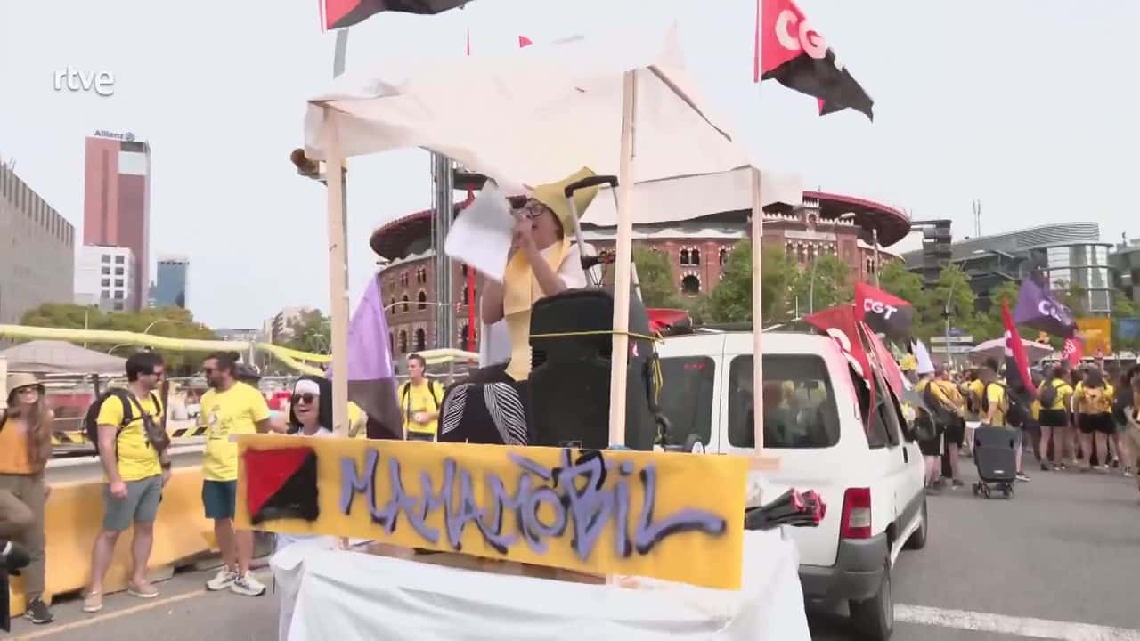Протестующие учителя в Барселоне проехали по улицам на «мамамобиле»
