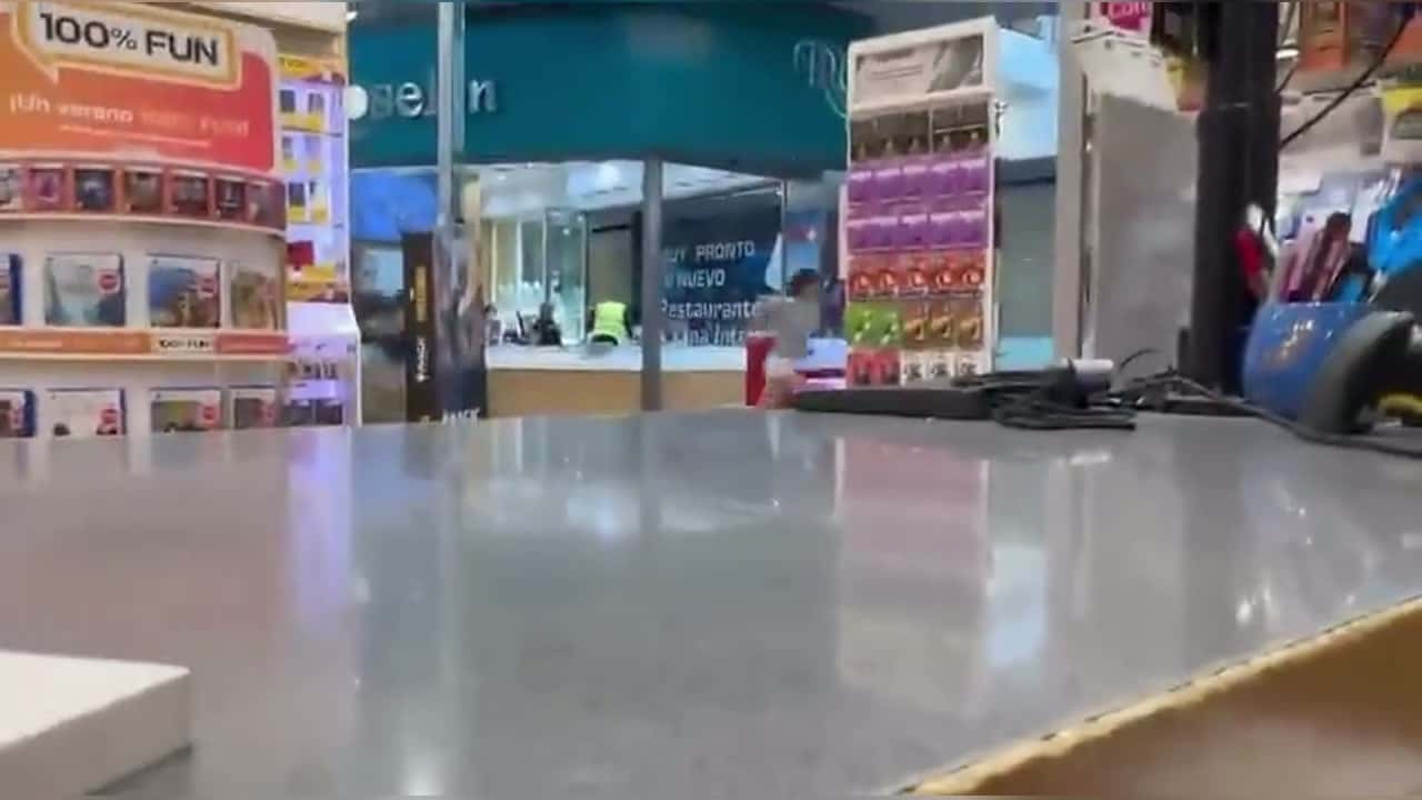 Трое налетчиков с пистолетами ограбили ювелирный отдел в торговом центре под Мадридом