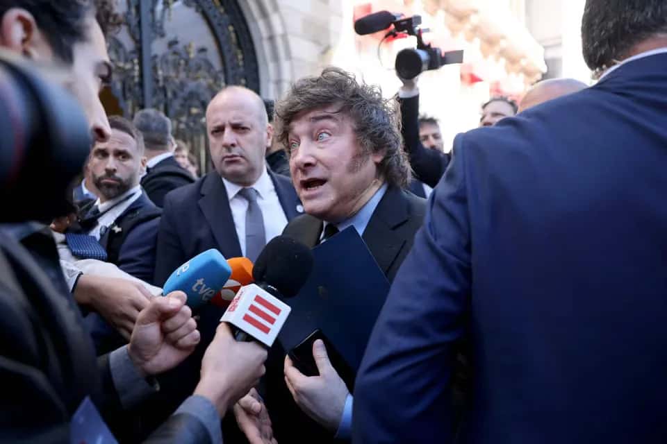 Милей общается с прессой после форума в Мадриде