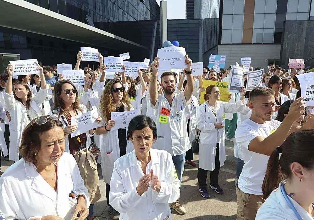 Врачи протестуют против Рамочного статута у здания больницы