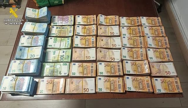 Служебная собака нашла в машине украинца 195 000 евро