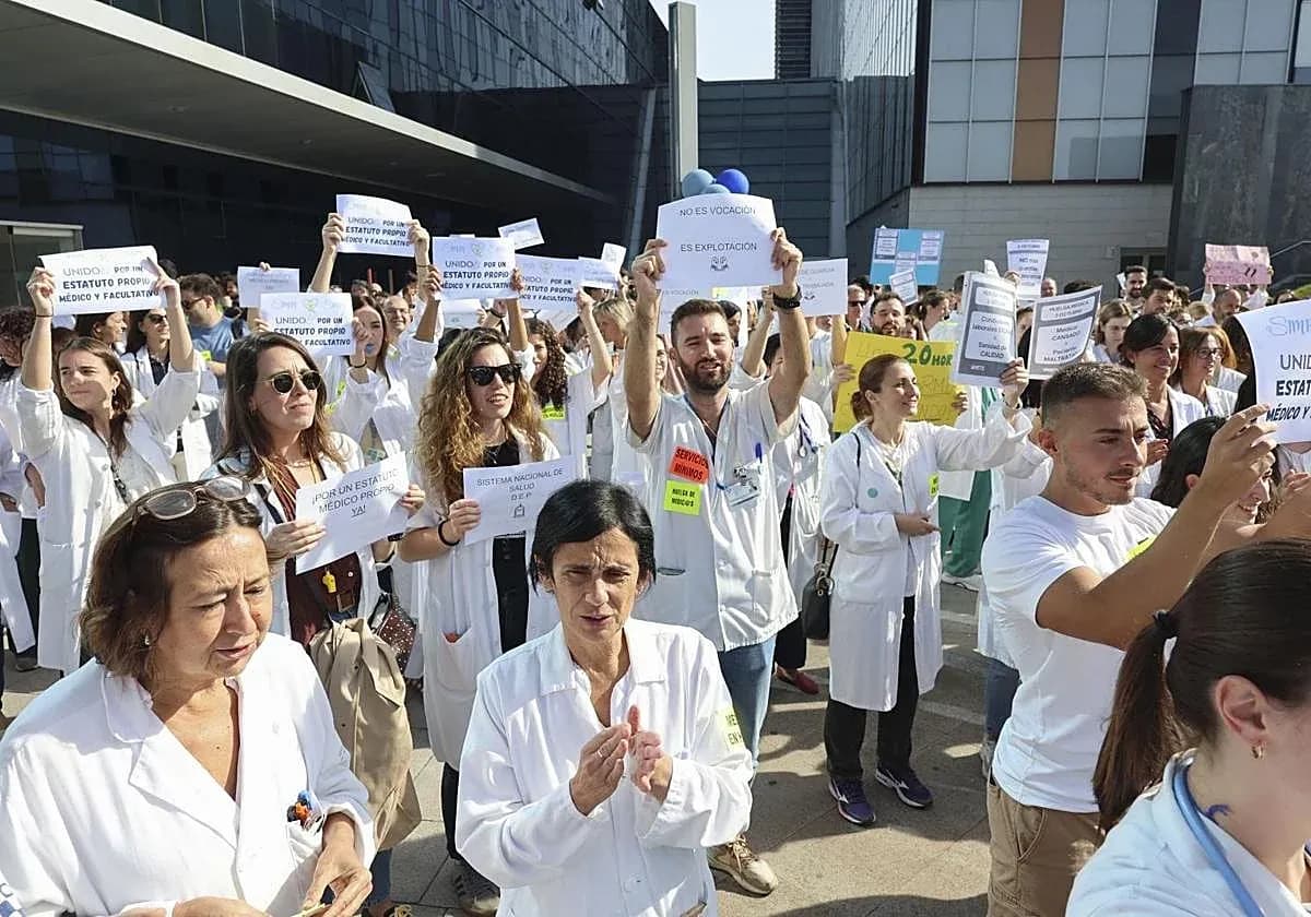Врачи протестуют против Рамочного статута у здания больницы