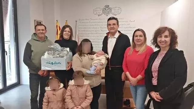 Семья получает подарок от мэрии