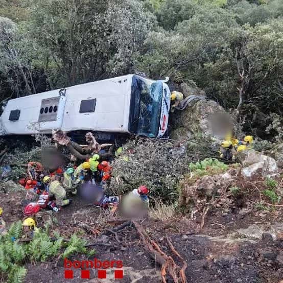 Под Барселоной автобус упал со склона горы. В нем было 83 человека, людей эвакуировали вертолетами