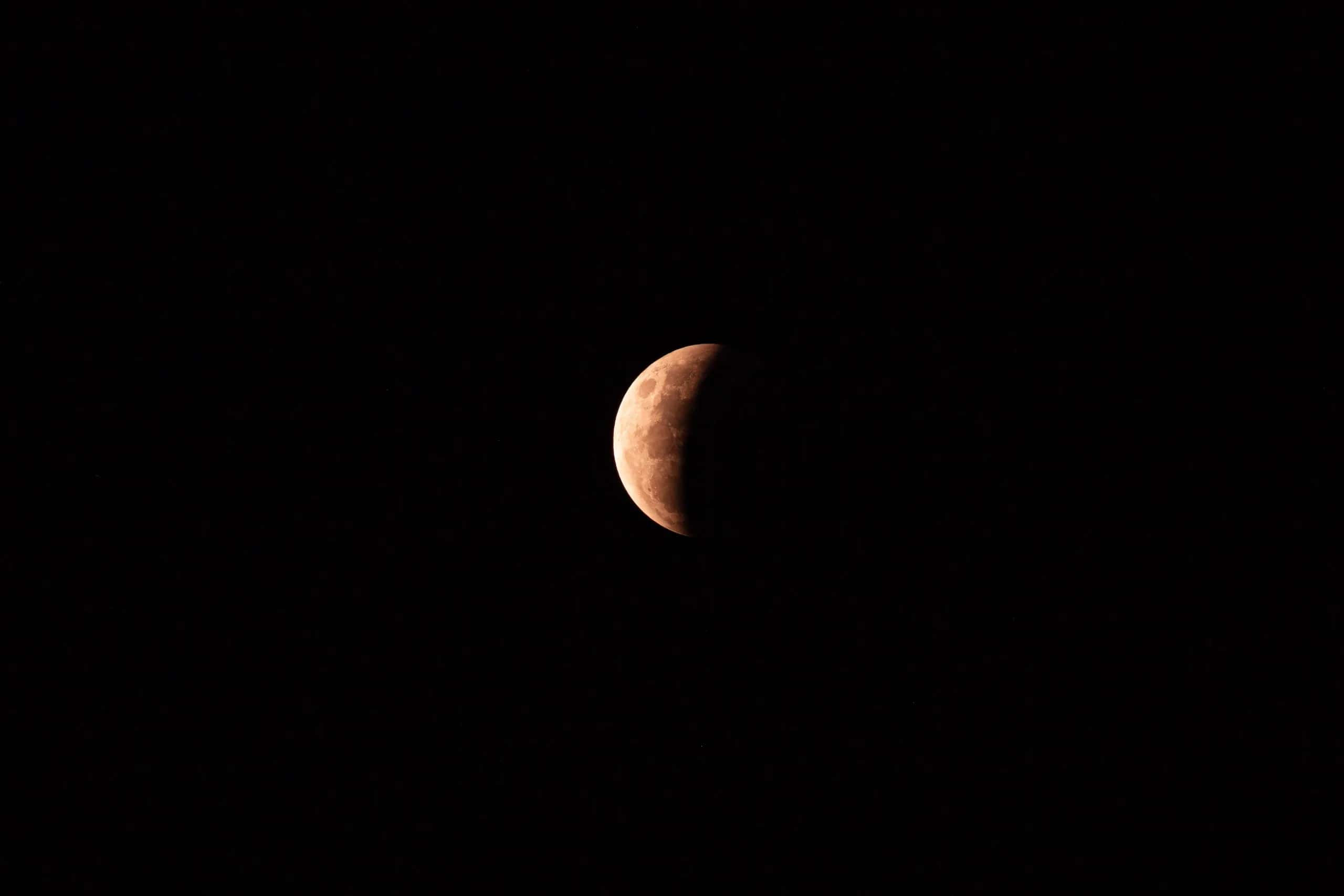 Глубокое частичное лунное затмение